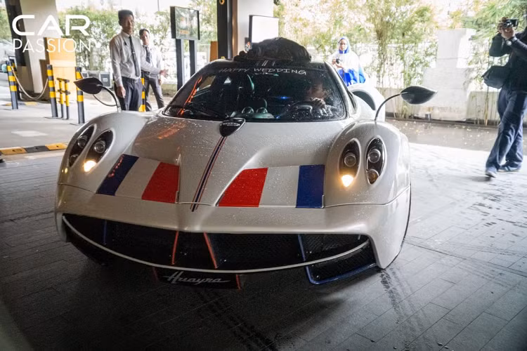 Với Lamborghini Urus, chiếc xe hiện đang được thực hiện gói độ Mansory Venatus, trong khi đó chiếc Mercedes-Benz G63 Edition 1 được thay đổi nhẹ decal bên ngoài.