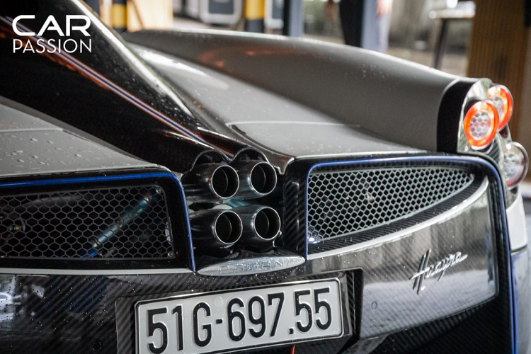 Giá bán xe Huayra được Pagani công bố ở mức 1,1 triệu USD. Nhưng những chủ nhân của Huayra luôn phải trả nhiều hơn con số này để có thể sở hữu một chiếc Huayra độc nhất. Tương tự như vậy, chiếc Huayra tại Việt Nam là chiếc Huayra duy nhất mang màu ngoại thất cam đậm và được khắc tên chủ nhân bên trong nội thất.