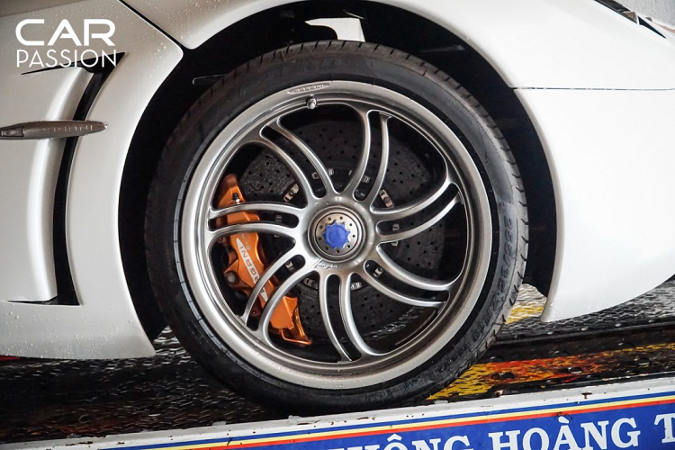 Theo Pagani, việc sử dụng hộp số tuần tự ly hợp đơn cho phép hãng giảm được đến 70kg, giúp chiếc xe đạt trọng lượng chỉ 1.350 kg. Pagani Huayra có khả năng tăng tốc 0-100 km/h trong 2,8 giây và tốc độ tối đa đạt 370 km/h.