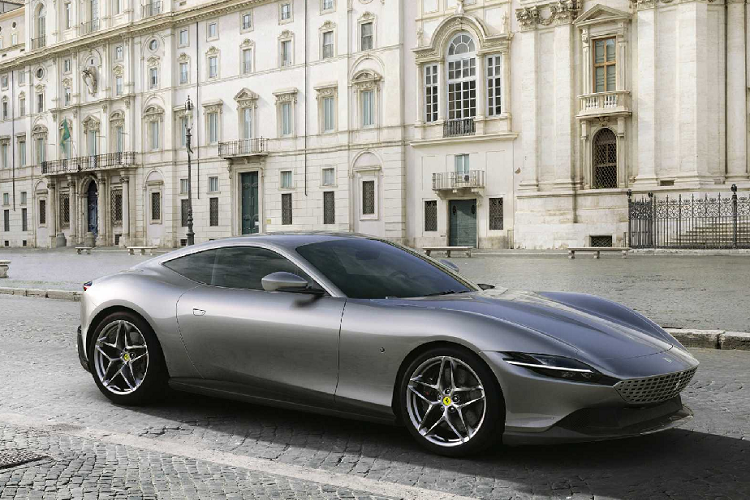 Dễ dàng nhận thấy, thiết kế siêu xe Ferrari Roma mới có phần đơn giản bên ngoài của xe lấy cảm hứng từ hai mẫu xe GT cổ điển là 250 GT Berlinetta Lusso và 250 GT 2+2. Bên cạnh đó, phần đầu xe kéo dài cùng đuôi xe rút ngắn, đi cùng cụm bốn đèn hậu của xe còn được lấy cảm hứng từ mẫu xe Daytonar của Ferrari.