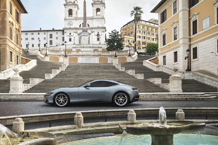 Tuy nhiên, những thiết kế này đều đã được hãng siêu xe Ferrari hiện đại hóa. Cụ thể, phần đèn pha chiếu sáng được làm thanh mảnh với đèn LED chạy giữa. Tay nắm cửa được làm chìm vào thân xe nhằm tạo nét liền mạch cho tổng thể. Phía sau, cụm đèn hậu được thiết kế kép, thanh mảnh, sử dụng công nghệ LED.