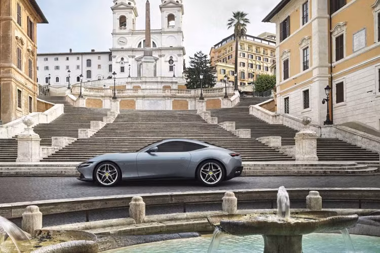 Tuy nhiên, những thiết kế này đều đã được hãng siêu xe Ferrari hiện đại hóa. Cụ thể, phần đèn pha chiếu sáng được làm thanh mảnh với đèn LED chạy giữa. Tay nắm cửa được làm chìm vào thân xe nhằm tạo nét liền mạch cho tổng thể. Phía sau, cụm đèn hậu được thiết kế kép, thanh mảnh, sử dụng công nghệ LED.