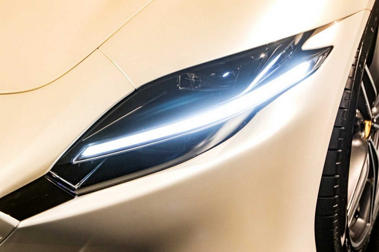 Bên trong, khoang cabin của Ferrari Roma hoàn toàn mới cũng được hãng siêu xe Ý thiết kế lại nhằm tạo ra sự thoải mái cho chủ nhân khi sử dụng Roma ở những chuyến đi dài. Nội thất được tạo nên theo kiểu bố trí 2+ với băng ghế phía sau có thể phục vụ cho việc để hành lí.