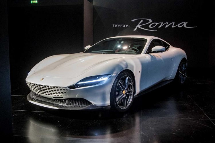 Ferrari hiện chưa công bố giá bán cho Roma, tuy nhiên nhiều nguồn tin trước đây cho biết xe sẽ nằm ở phân khúc trên Portofino. Có thể thấy, chiếc Roma chính là câu trả lời của hãng nhắm vào phân khúc xe thể thao GT đang ngày càng trở nên phổi biến. Nếu nằm ở phân khúc này, những cái tên mà Ferrari Roma phỉa đối đầu là Mclaren GT, Aston Martin DB11, Bentley Continental GT,…
