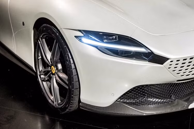 Đặt phía dưới là hệ thống ống xả kép đối xứng. Kính sau được kép dài tạo khoảng chiếu sáng lớn hơn cho xe. Điểm đặc biệt của Ferrari Roma là ở thiết kế lưới tản nhiệt ở đầu xe. Thiết kế mới này giúp chiếc xe trở nên có phần “điện hóa” hơn khi được sơn đồng màu với ngoại thất, đi cùng những ô nhỏ hơn khi ở gần viền.