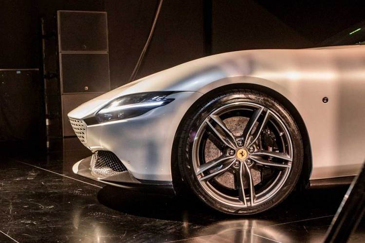 Ghế đua được loại bỏ khỏi danh sách tùy chọn, thay vào đó là các loại kế thoải mái hơn. Xe được trang bị màn hinh cảm ứng tại trung tâm, phục vụ thông tin giải trí, cùng với đó là màn hình thông tin lớn hơn. Các cần điều khiển hộp số sở hữu thiết kế lấy cảm hứng từ những mẫu xe “oldschool” của hãng.