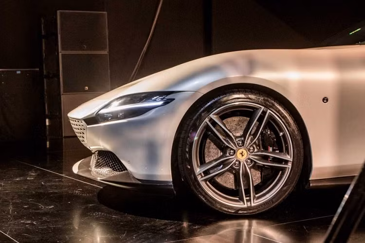 Ghế đua được loại bỏ khỏi danh sách tùy chọn, thay vào đó là các loại kế thoải mái hơn. Xe được trang bị màn hinh cảm ứng tại trung tâm, phục vụ thông tin giải trí, cùng với đó là màn hình thông tin lớn hơn. Các cần điều khiển hộp số sở hữu thiết kế lấy cảm hứng từ những mẫu xe “oldschool” của hãng.