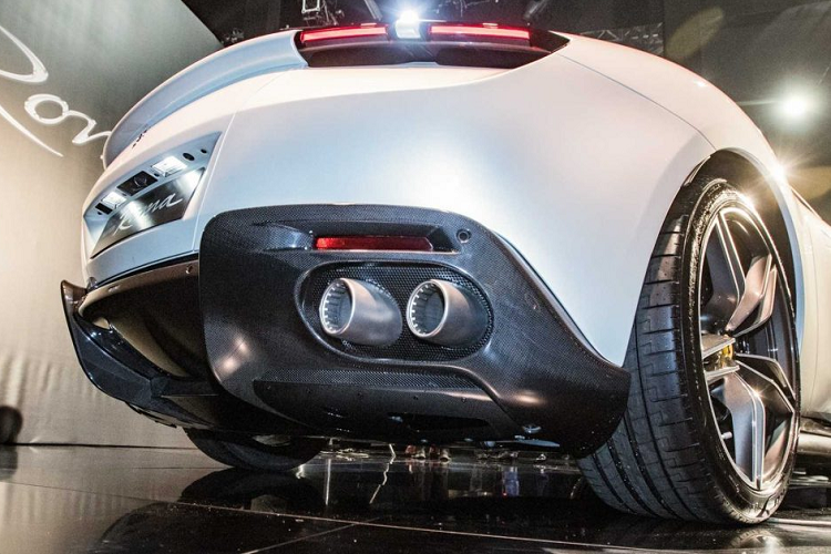 Bên dưới nắp ca-pô kéo dài phía trước là khối động cơ V8 tăng áp kép, dung tích 3,9 lít. Động cơ này có thể tạo ra công suất cực đại 612 mã lực và mô-men xoắn 760 Nm, đi cùng hộp số tự động ly hợp kép 8 cấp.