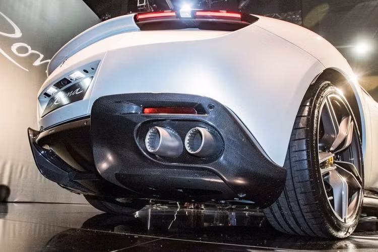 Bên dưới nắp ca-pô kéo dài phía trước là khối động cơ V8 tăng áp kép, dung tích 3,9 lít. Động cơ này có thể tạo ra công suất cực đại 612 mã lực và mô-men xoắn 760 Nm, đi cùng hộp số tự động ly hợp kép 8 cấp.