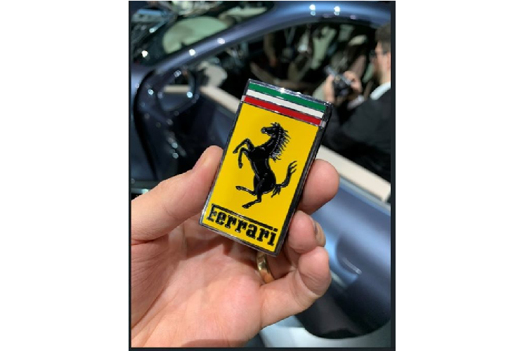 Tuy nhiên, thiết kế này có thể dễ gây hiểu nhầm là một miếng logo được lấy trực tiếp từ thân xe. Trên hết, khối tổng thể vẫn sở hữu những nét rất ấn tượng và nổi bật, chắc chẳn trở thành một món đồ khẳng định đẳng cấp cho các chủ xe Ferrari trong mỗi buổi sự kiện. Có lẽ đây cũng chính là chủ ý của hãng siêu xe nước Ý.