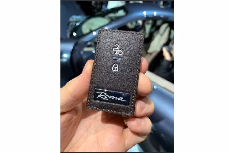 Kích thước nhỏ gọn và nằm trọn trong lòng bàn tay, mặt trước của chiếc chìa là tấm logo Ferrari chuẩn chỉ, sặc sỡ với sắc vàng - đen – trắng – đỏ trong khi mặt sau khá đơn giản với lớp hoàn thiện da cùng 2 nút bấm.