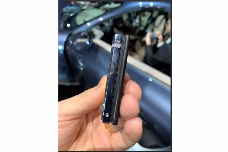 Và tất nhiên, người lái chỉ cần tiến lại gần chiếc Ferrari Roma hoàn toàn mới với chiếc chìa trong túi, bấm nút trên tay nắm cửa để mở khóa nhờ cảm ứng từ thông minh.