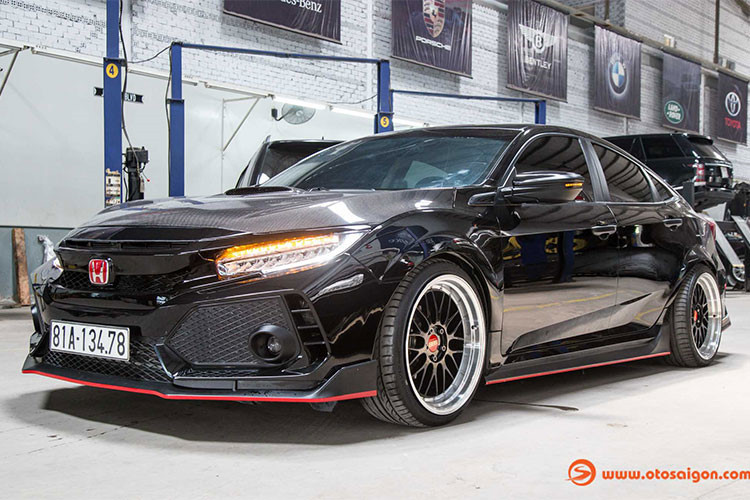 Chiếc Honda Civic 1.5 Turbo 2017 được độ động cơ và kiểu dáng theo phong cách JDM Nhật Bản với style Civic Type R độc đáo tại Sài Gòn. Xe có chi phí độ khoảng 457 triệu đồng, được trang bị bộ bodykit thân rộng widebody với kết cấu nhẹ nhàng và độ rộng vừa phải. Nắp ca-pô và cốp sau làm từ sợi carbon giúp giảm trọng lượng xe đáng kể. Toàn bộ cản trước sau đều được thay thế với chi tiết ấn tượng...