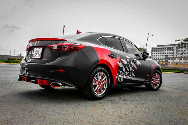 Phía đuôi xe, ống xả tiêu chuẩn được thay thế và đường ống ra mới, cảm giác thể thao và cứng cáp hơn. Cụm đèn hậu và đèn pha sử dụng xi-nhan LED. Hai bên sườn gắn thêm những cánh gió nhỏ.