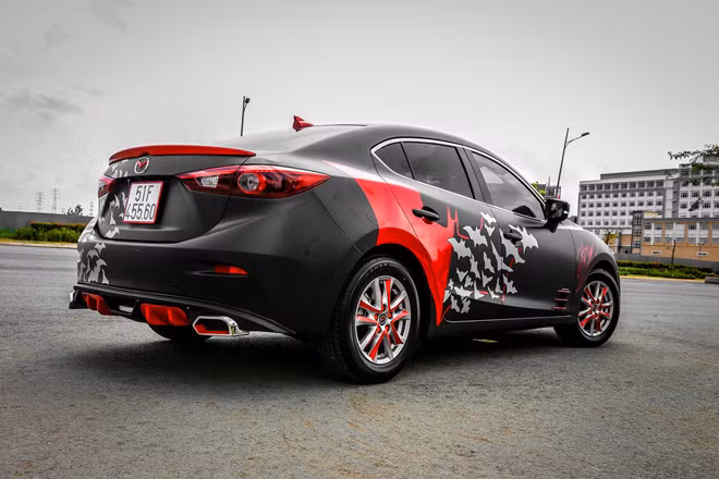 Phía đuôi xe, ống xả tiêu chuẩn được thay thế và đường ống ra mới, cảm giác thể thao và cứng cáp hơn. Cụm đèn hậu và đèn pha sử dụng xi-nhan LED. Hai bên sườn gắn thêm những cánh gió nhỏ.