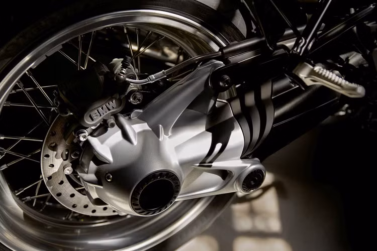 Hộp số 6 cấp với truyền động trục các-đăng, một đặc điểm riêng biệt của dòng xe BMW Motorrad Heritage.