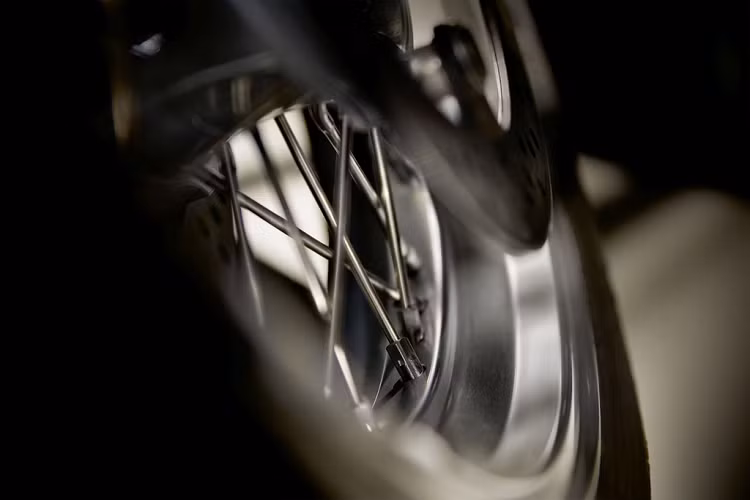 Cả bánh trước và sau đều dùng vành nan hoa cùng kích thước 17 inch. Để phù hợp với phong cách cổ điển, nhà sản xuất đã mạ chrome các chi tiết như cặp vành nan hoa, gương hậu, bộ giảm âm và ống xả.