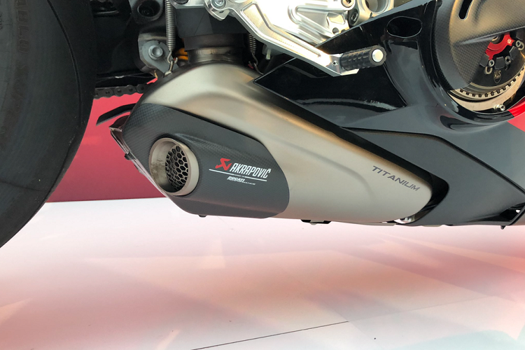Hệ thống ống xả hàng hiệu được thửa từ Akrapovic.