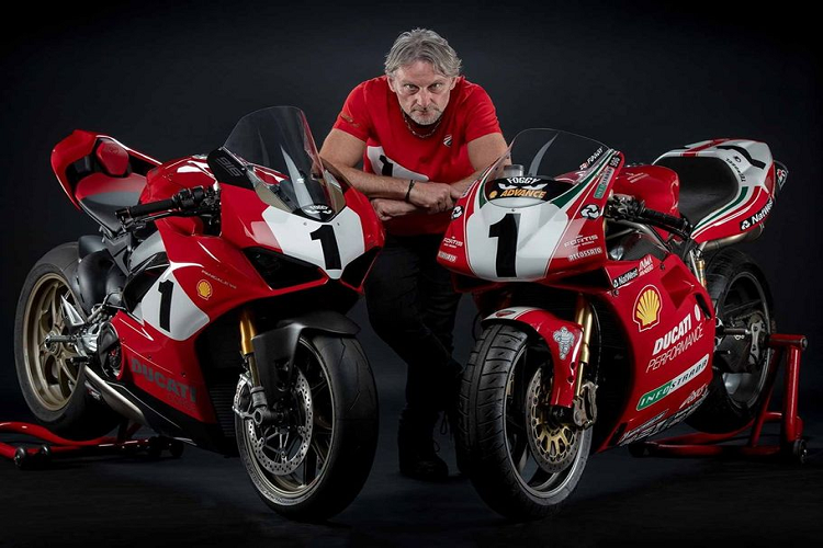 Mẫu Ducati Panigale V4 25 Anniverario 916 mới nhất này được sản xuất duy nhất 500 chiếc khiến nó đang được săn lùng ráo riết. Chiếc xe được bổ sung thêm nhiều chi tiết từ mẫu cũ Panigale V4 S