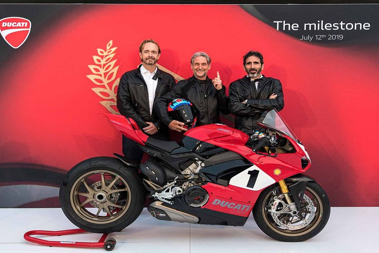 Panigale V4 25 Anniversario 916 còn được trang bị hệ thống Ducati Data Analyser+ và module GPS, cho phép tay đua có thể ghi và phân tích các yếu tố như góc nghiêng thân xe,… Ngoài ra hệ thống chuyển số nhanh hai chiều Ducati Quickshift EVO 2, cho khả năng đá số sống mượt mà ở ngay cả tua máy trên 10.000rpm.