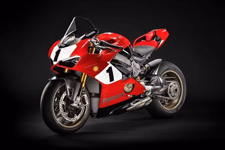 Đối với fan của hãng xe máy Ducati có thể dễ dàng nhận ra rằng vỏ của Panigale V4 25 Anniversario 916 đã được trang trí tem dấu đặc biệt, thu hút hơn khi lấy cảm hứng từ chiếc 996. Sâu hơn nữa, mẫu xe mới này đã nâng cấp hiệu năng cao của Panigale 4 25 Anniversario 916.