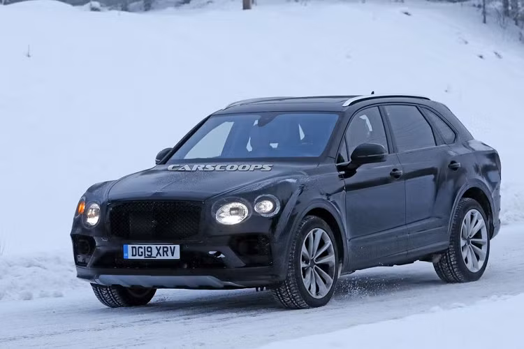 Được biết, Bentley Bentayga 2021 vẫn sẽ có các biến thể sử dụng động cơ W12 và V8. Tuy nhiên, chúng đều sẽ được điều chỉnh lại đôi chút để cho ra công suất tốt hơn. Ngoài ra, phiên bản động cơ 6 xy-lanh kết hợp hệ truyền động hybrid cũng có khả năng được giới thiệu.