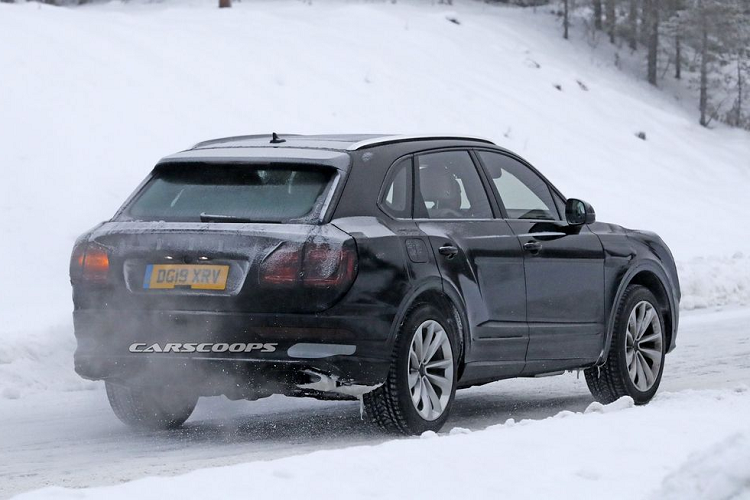 Dù rất cố gắng nhưng các nhiếp ảnh gia không thể lại gần và chụp cận cảnh khoang cabin của xe. Tuy nhiên, trên các trang mạng về ô tô xe máy thế giới, không ít các fan của hãng siêu xe Anh Quốc bày tỏ hy vọng mẫu Bentayga 2021 sẽ được nâng cấp về hệ thống giải trí với màn hình lớn và thông minh hơn.