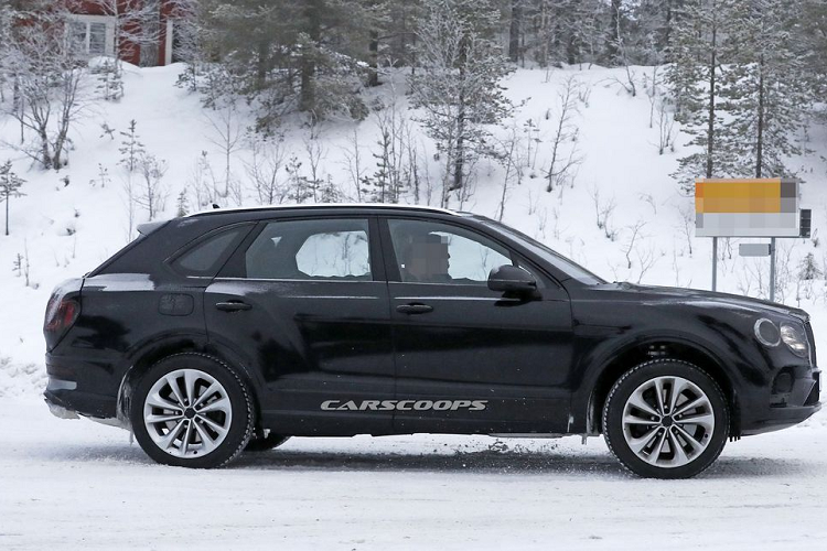 Về ngoại thất, Bentayga 2021 dường như đón nhận sự thay đổi khá rõ rệt ở bộ lưới tản nhiệt và cản trước. Bên cạnh đó, bộ đèn chiếu sáng trên xe cũng được tái thiết kế với kiểu chi tiết có phần giống "người anh em" Flying Spur. Ngoài ra, cụm đèn hậu cũng được vát mỏng hơn so với phiên bản hiện tại, có lẽ nguồn cảm hứng được lấy từ mẫu Continental GT.