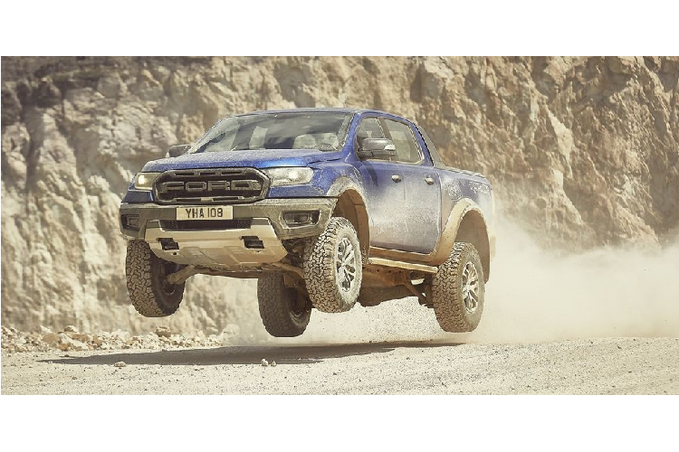  Ford Ranger Raptor Mặc dù Ford chưa có kế hoạch mang mẫu Ranger Raptor tới quê nhà Mỹ và nhiều nơi khác trên thế giới, nó vẫn xứng đáng có một vị trí trên dan sach này. Nó giống như một chiếc F-150 Raptor được gói gém trong một thân hình nhỏ bé, linh hoạt hơn vậy.