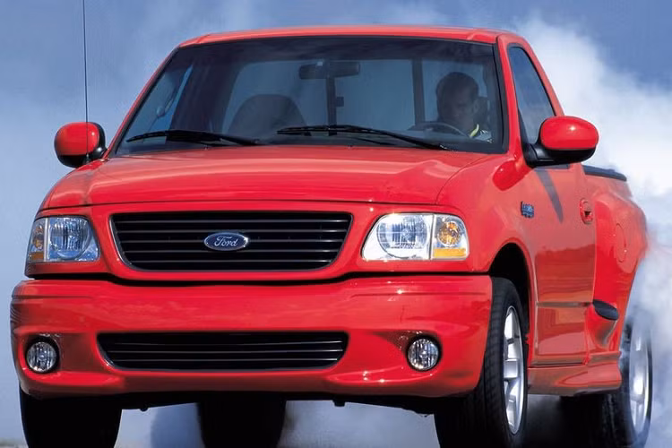  Ford F-150 SVT Lightning Ford đã quyết định rằng đặt một động cơ siêu nạp V8 bên dưới nắp capô một chiếc F-150 giữa thập niên ’90 để tạo nên SVT Lightning là một ý tưởng tốt. Kết quả là một con quái vật to lớn biết đốt lốp với 380 mã lực và mô-men xoắn cực đại 450 lb-ft, cùng khả năng gia tốc 0-96 km/h trong 5,2 giây.