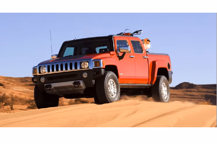  Hummer H3T H3T là một trong những mẫu Hummer cuối cùng mà bạn có thể mua. Nó trông rất ác liệt, nhưng không phải theo cách tích cực. Phần thùng xe ngắn khiến nó khá vô dụng trong vai trò một mẫu bán tải, và tỉ lệ kích thước lạ lùng cũng không giúp ích cho nét thẩm mỹ bên ngoài.