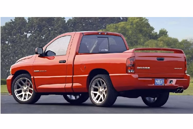  Dodge RAM SRT10 Sự ra đời của RAM SRT-10 có lẽ là bắt đầu từ câu hỏi “tại sao lại không gắn một động cơ V10 500 mã lực từ Viper vào một chiếc bán tải?” SRT-10 là một sản phẩm khác thường mà khiến nhiều người vui lòng vì sự tồn tại của nó.