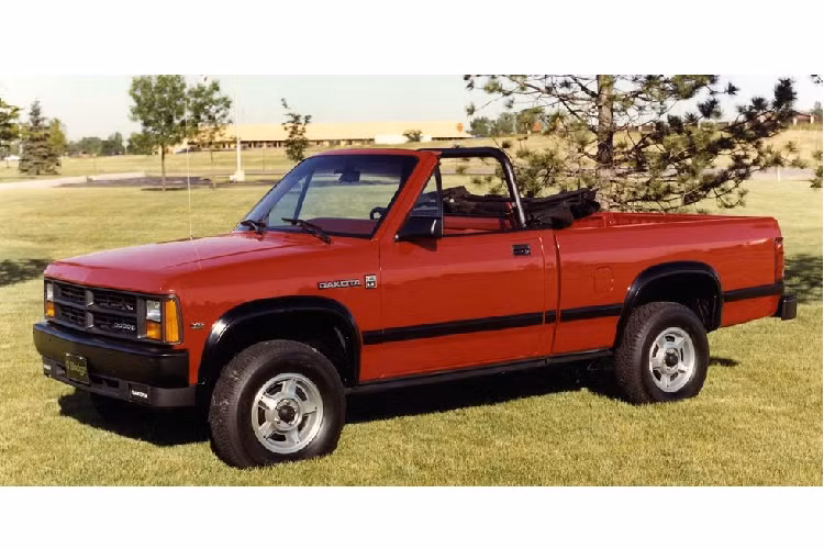  Dodge Dakota Convertible Xu hướng xe bán tải mui trần chưa bao giờ phổ biến, nhưng không phải vì thiếu cố gắng. Trong năm 1989, Dodge đã giới thiệu Dakota Convertible mà chỉ được sản xuất số lượng bán giới hạn trong vòng 2 năm.
