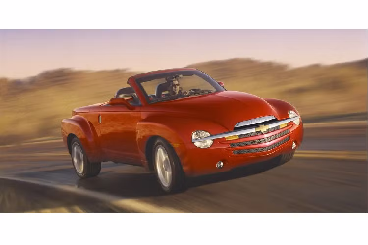  Chevrolet SSR Trong số tất cả mẫu xe hoài cổ đã ra đời trong đầu những năm 2000, Chevrolet SSR chắc chắn là mẫu xe lạ lùng nhất. Kết hợp một khung gầm V8 dẫn động bánh sau với một phần mui cứng biết gập, phong cách cổ, và một thùng xe nhỏ, nó là một chiếc xe hấp dẫn mà chỉ có thể tồn tại trong thế kỷ 21.