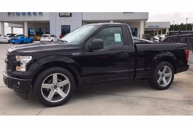  Modern Ford F-150 SVT Lightning Tribute Bạn đang tìm kiếm một chiếc F-150 có chất thể thao, nhưng không muốn mua một chiếc bán tải cũ kỹ 10 năm tuổi? Pioneer Ford, một đại lý ở Bremen, bang Georgia, Mỹ có chế tạo một gói trang bị tri ân dựa trên một mẫu F-150 V8 dẫn động cầu sau mới mà sử dụng giảm sốc Bilstein, bộ la-zăng 5 chấu phong cách, và một bộ siêu nạp Roush.
