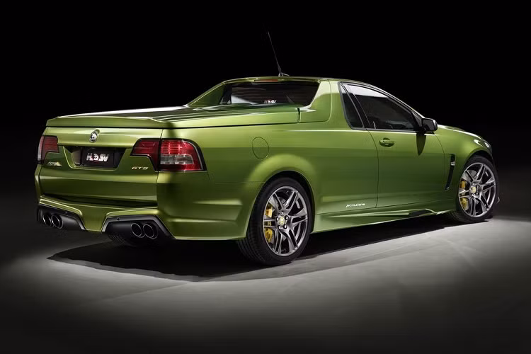  Holden HSV Maloo Holden HSV Maloo không hẳn là một chiếc bán tải đúng nghĩa, nhưng nó vẫn xứng đáng có một vị trí trong danh sách này. Thực tế, nó là một chiếc xe thể thao bán tải trang bị động cơ siêu nạp V8 với hệ dẫn động bánh sau, một hộp số sàn, và sức kéo tương đối cao.