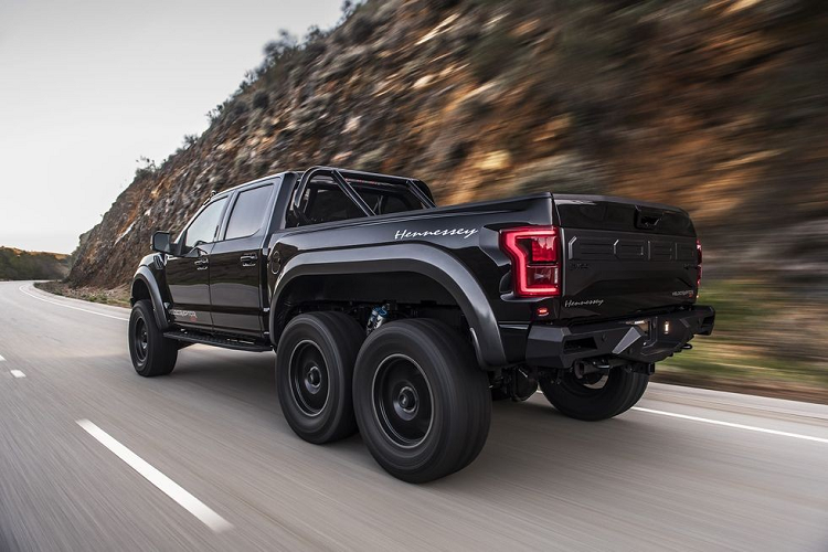  Hennessey Velociraptor 6X6 Nếu F-150 bình thường là không đủ ngầu đối với bạn, bạn có thể cân nhắc một phiên bản 6 bánh được độ bởi Hennessey mang tên Velociraptor 6X6. Nó có nhiều điểm giống với G63 6x6, ngoại trừ việc nó được chế tạo dựa trên Raptor. Đồng nghĩa rằng nó có bộ giảm sốc Fox Racing ở tất cả 6 bánh, và một động cơ tăng áp kép V6 sản sinh 600 mã lực.