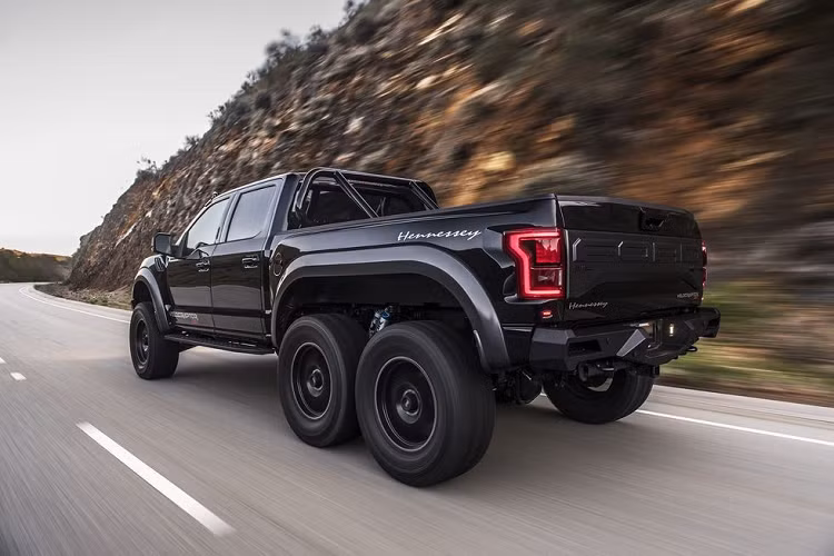  Hennessey Velociraptor 6X6 Nếu F-150 bình thường là không đủ ngầu đối với bạn, bạn có thể cân nhắc một phiên bản 6 bánh được độ bởi Hennessey mang tên Velociraptor 6X6. Nó có nhiều điểm giống với G63 6x6, ngoại trừ việc nó được chế tạo dựa trên Raptor. Đồng nghĩa rằng nó có bộ giảm sốc Fox Racing ở tất cả 6 bánh, và một động cơ tăng áp kép V6 sản sinh 600 mã lực.