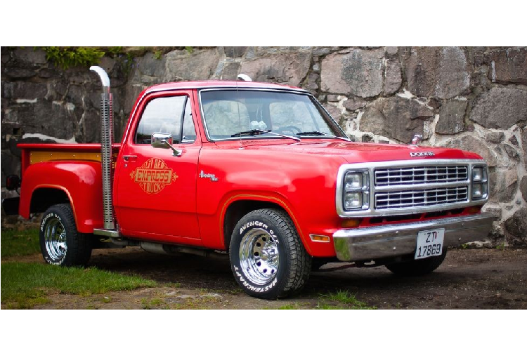  Dodge Lil' Red Express Dodge đã khởi động làn sóng xe bán tải tốc độ kể từ năm 1978 với Lil' Red Express. Nó có trang bị tiêu chuẩn một động cơ V8 dung tích 5.9 lít, và những ống xả thẳng đứng khác thường. Nó chỉ có 221 mã lực, nhưng ở thời đó thì thế là thừa mạnh mẽ và nhanh nhẹn rồi.