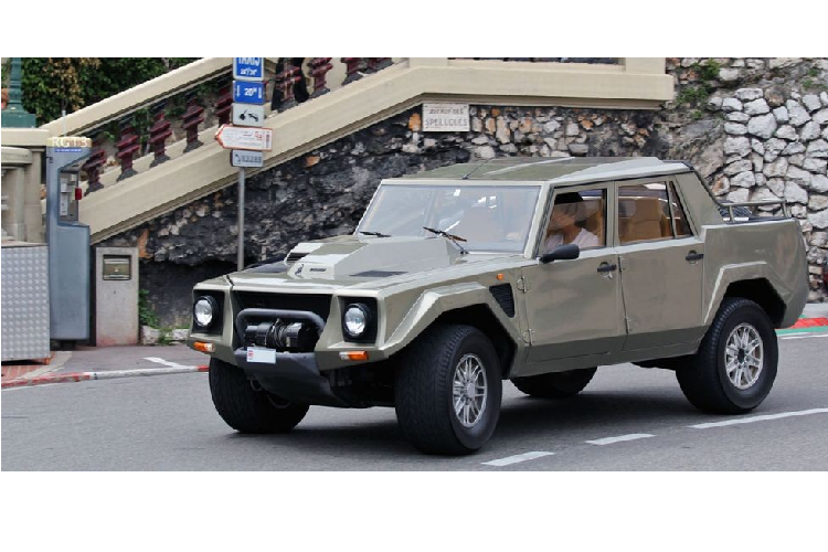  Lamborghini LM002 LM002 có thể có phần thùng xe vô dụng nhất trong số tất cả các mẫu bán tải ở đây, nhưng nó vẫn là một mẫu bán tải theo đúng định nghĩa. Nó có trang bị một động cơ V12 sản sinh 450 mã lực từ Countach và hệ thống treo đi được trên sa mạc.