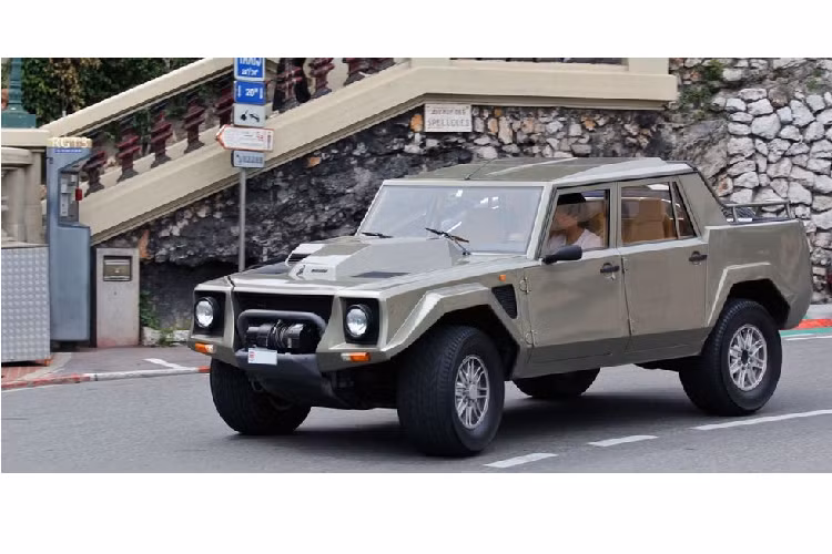  Lamborghini LM002 LM002 có thể có phần thùng xe vô dụng nhất trong số tất cả các mẫu bán tải ở đây, nhưng nó vẫn là một mẫu bán tải theo đúng định nghĩa. Nó có trang bị một động cơ V12 sản sinh 450 mã lực từ Countach và hệ thống treo đi được trên sa mạc.