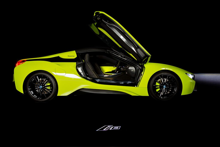 Chắc chắn, BMW i8 Roadster LimeLight Edition sẽ là một lựa chọn không tồi cho bất cứ fan nào của nhà BMW hay những người vốn yêu thích sự trẻ trung và tươi sáng của màu xanh nõn chuối.