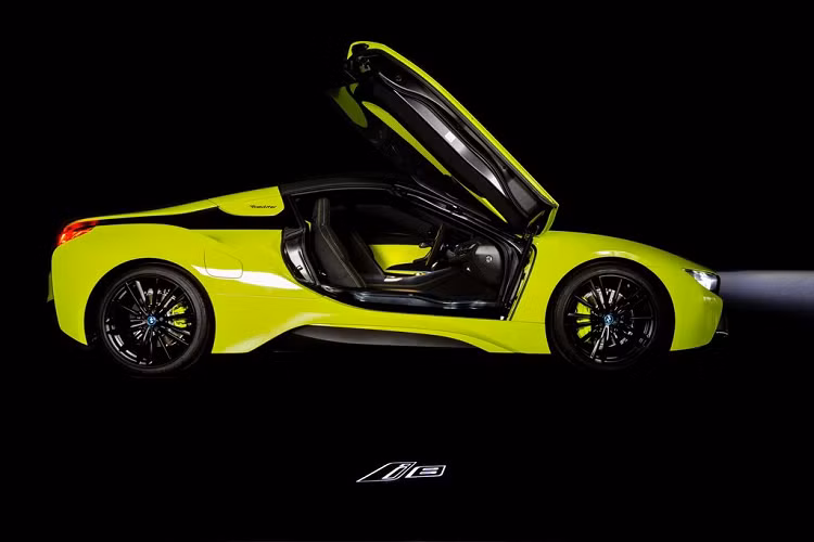 Chắc chắn, BMW i8 Roadster LimeLight Edition sẽ là một lựa chọn không tồi cho bất cứ fan nào của nhà BMW hay những người vốn yêu thích sự trẻ trung và tươi sáng của màu xanh nõn chuối.