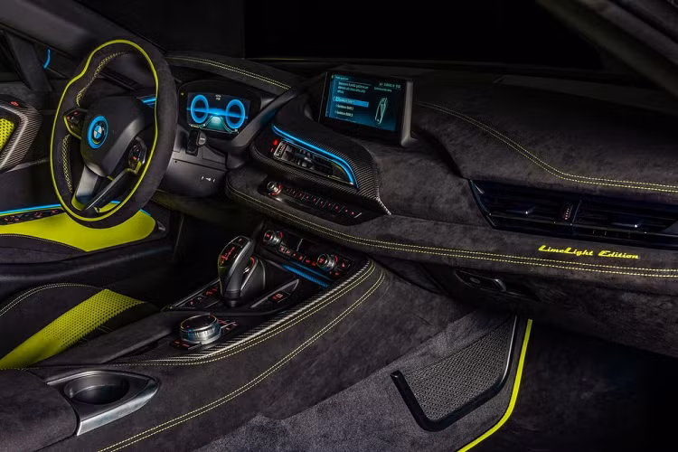 Đúng như tên gọi LimeLight Edition, i8 Roadster mang trong mình "bộ cánh" màu xanh nõn chuối cực ấn tượng và dễ dàng thu hút mọi ánh nhìn ngay từ lần gặp đầu tiên. Kết hợp với lớp áo này là bộ mâm được sơn đen huyền bí cùng ốp phanh hiệu suất cao cũng mang màu xanh tương tự màu ngoại thất càng làm gia tăng sự nổi bật cho xe.