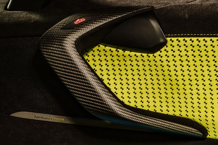 Về truyền động, BMW i8 mui trần màu độc này vẫn sử dụng động cơ hybrid như i8 tiêu chuẩn, kết hợp với đó là động cơ 1.5L 3 xy-lah tăng áp, ắc-quy lithium 11.6 kWh cùng mô-tơ điện tại bánh trước tạo ra công suất tổng 369 mã lực. 