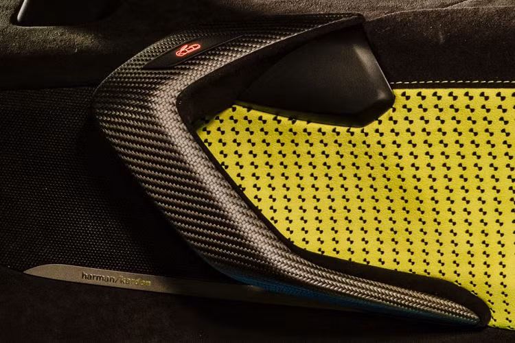 Về truyền động, BMW i8 mui trần màu độc này vẫn sử dụng động cơ hybrid như i8 tiêu chuẩn, kết hợp với đó là động cơ 1.5L 3 xy-lah tăng áp, ắc-quy lithium 11.6 kWh cùng mô-tơ điện tại bánh trước tạo ra công suất tổng 369 mã lực. 