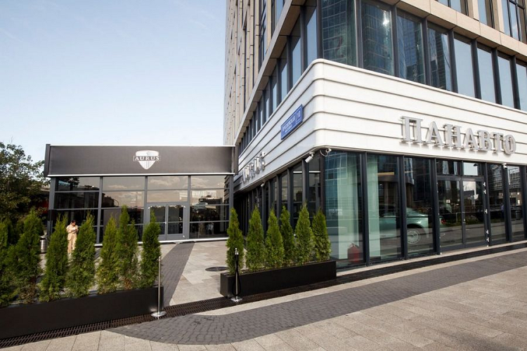 Được biết, Aurus Senat sẽ có kế hoạch mở rộng tại nhiều thị trường khác trên thế giới như Trung Quốc, châu Âu, Bắc Phi và Trung Đông. Tại buổi lễ khai trương showroom đầu tiên của thương hiệu, Bộ trưởng Bộ Công nghiệp và Thương mại Denis Manturov cho biết rất có thể Aurus sẽ sớm có một showroom ở Trung Quốc vào năm 2020-2021.