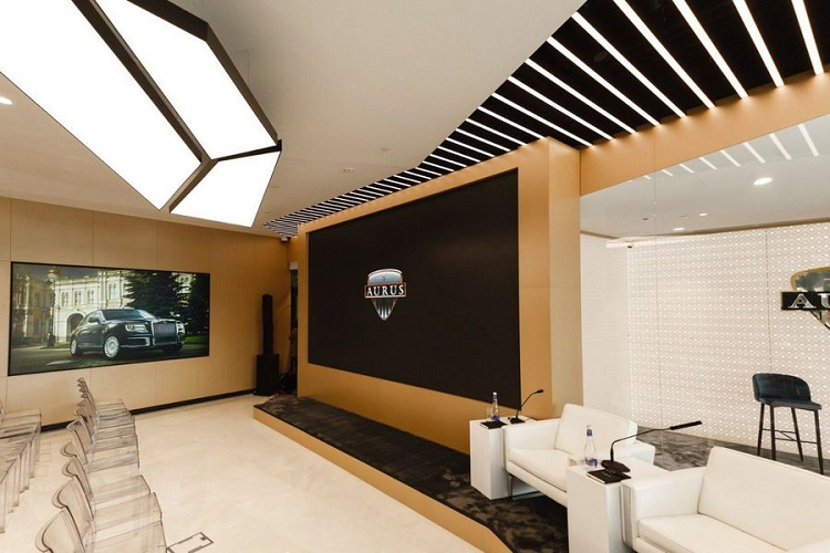 Giá xe Aurus Senat hiện từ 18 triệu rúp (tương đương khoảng 6,37 tỷ đồng) và đã tiếp nhận các đơn đặt hàng trước từ tháng 2 năm nay.