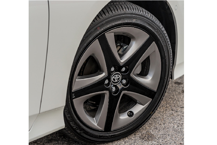 Nếu nâng cấp lên bản XLE sẽ có la-zăng hợp kim 17 inch (bản XLE AWD-e dùng la-zăng 15 inch), ghế dùng chất liệu SofTex chỉnh điện 8 hướng, sưởi ghế trước, sạc không dây cho smartphone.