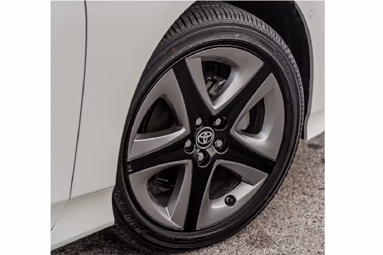 Nếu nâng cấp lên bản XLE sẽ có la-zăng hợp kim 17 inch (bản XLE AWD-e dùng la-zăng 15 inch), ghế dùng chất liệu SofTex chỉnh điện 8 hướng, sưởi ghế trước, sạc không dây cho smartphone.